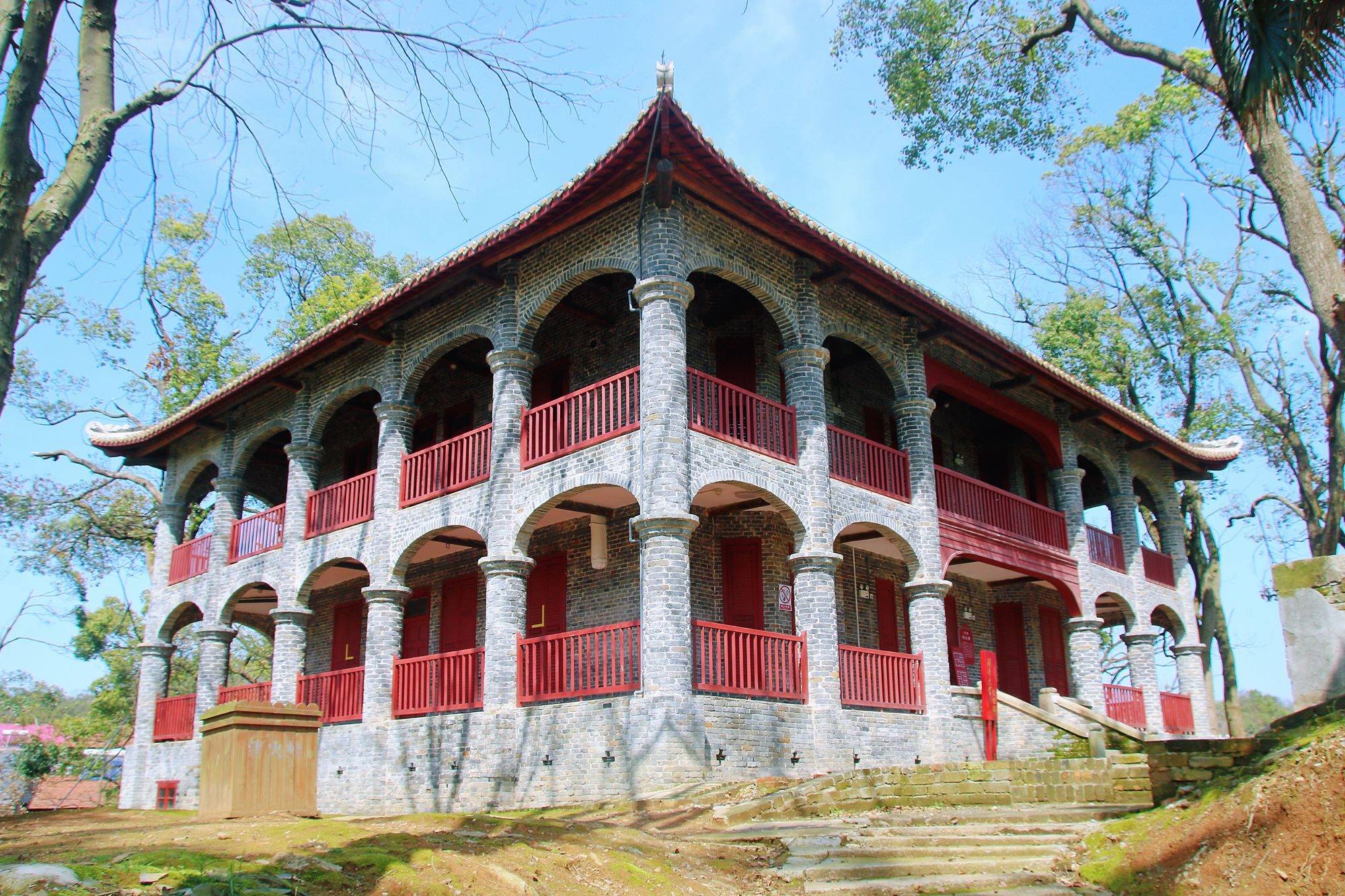 岳阳洞庭湖畔有一座湖滨大学,历史悠久,风景如画,充满文化气息