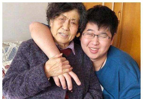 王姬为儿子扮卡通人物20多年,倪萍为救儿子离央视拍戏,母爱无疆