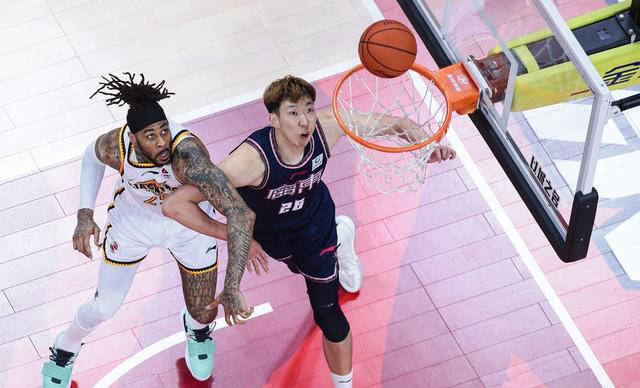 篮球友谊:周琦与莫兰德的真挚互动