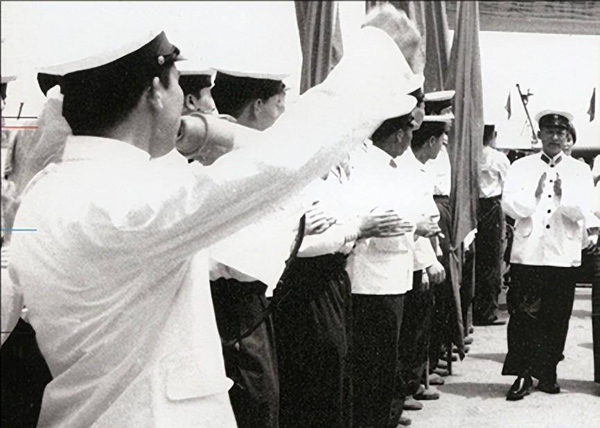 海军败类赖三羊,因不满撤职炸军舰,134名战友牺牲,损失达11亿