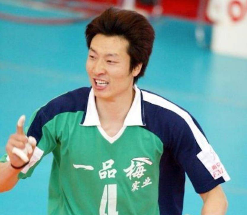 2017年男排主力陆飞病逝,留下两个年幼女儿,惠若琪送15.3万善款