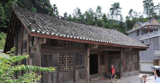 湖北一困难户,家住价值8亿金丝楠木老房子,儿子却穷到打光棍