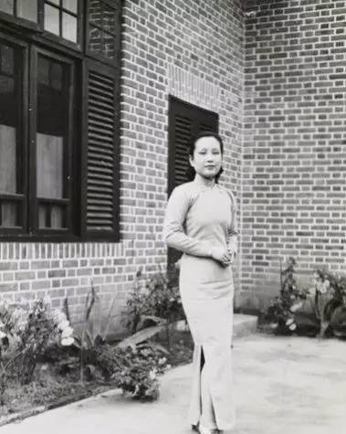 蓝妮:卖婚救父后,净身出户甘当情妇,最终握着空头字据走完余生