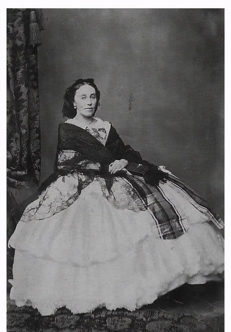 茜茜公主的妹妹们:末代王后,婚姻不幸,葬身火海,红颜多薄命