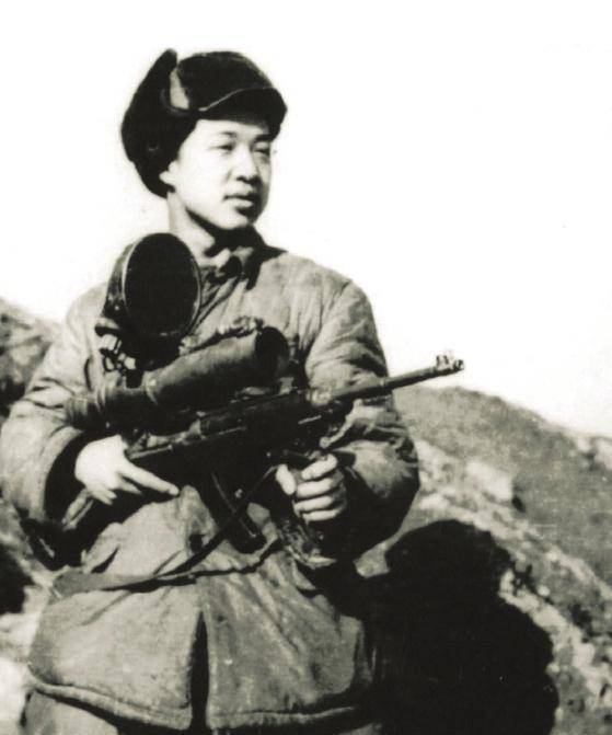 【志愿军战士手持缴获的m3夜视卡宾枪】在抗美援朝战争中,志愿军为了