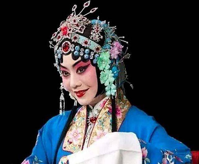 岁月从不败美人,54岁"京剧女神"李胜素:成名仍记挂乡下父母