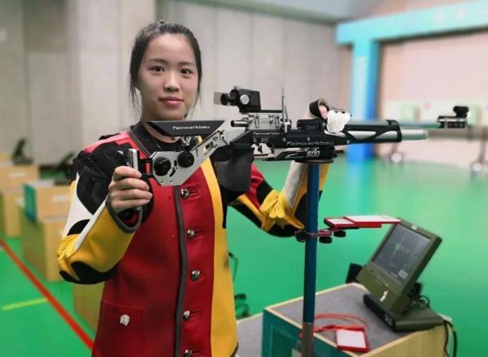 00后杨倩拿下奥运首金,18岁考入清华大学,从小就有颗"大心脏"