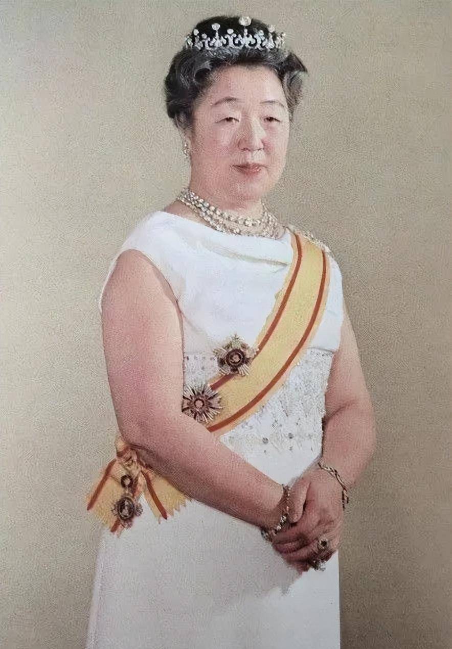 可明仁一直不愿妥协,他的母亲良子皇后见阻挠不成,便打算暗地里使绊子