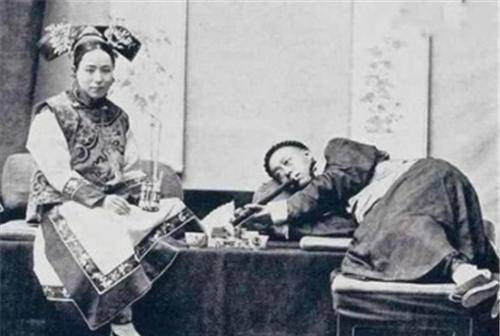 晚清人吸鸦片的真实场景:男子枯瘦如柴,女子眼神迷离,任人摆布