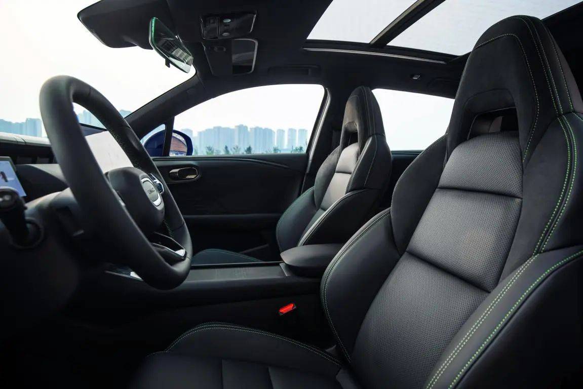 领克06em-p实力进阶 携手小红书打造惊喜联名快闪