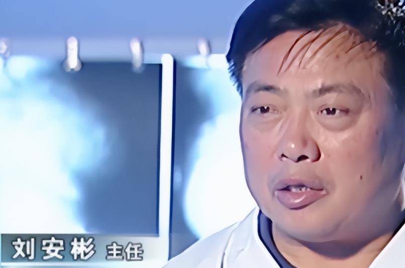 这立即引起了医生刘安彬的重视,他难以置信地望向黄奶奶对罗炳文说道