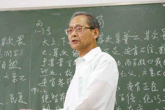 11年前,38岁的三轮车夫蔡伟,破格进入复旦读博,被授予自强之星