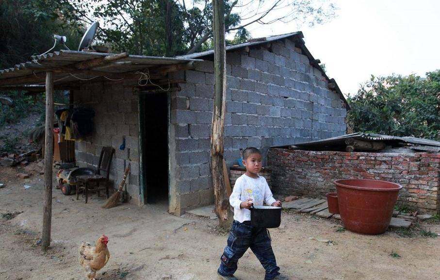 父母患艾滋去世,6岁小儿被村民隔绝,他开始独立生活,酷爱练武_阿龙_覃