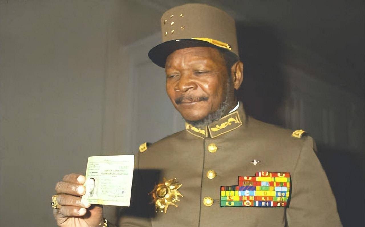 最终,博卡萨对她实在忍无可忍,便直接将他软禁在了宫殿里.