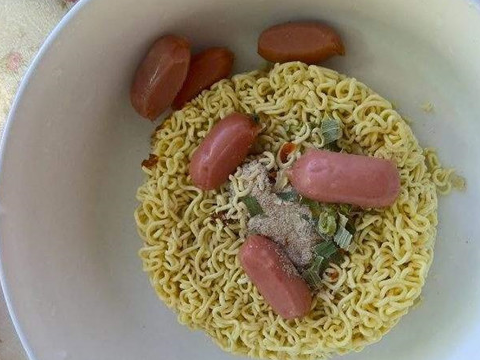 为什么方便面"一包吃不饱,两包吃不完"?这个设计很"狡猾"