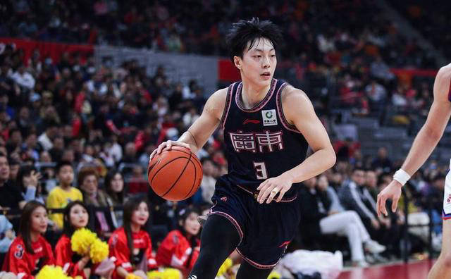 胡明轩正式续约广东宏远,接过球队领袖重任