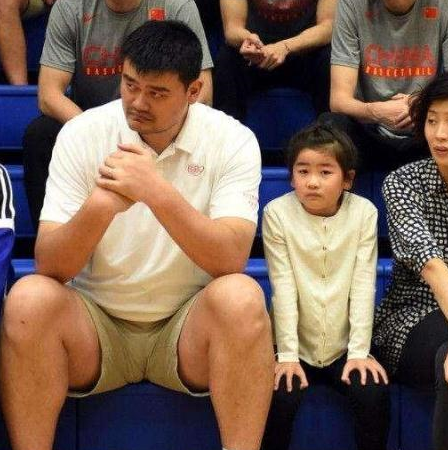 姚明10岁女儿被称"小巨人",身高"失控",网友:我都不如孩子
