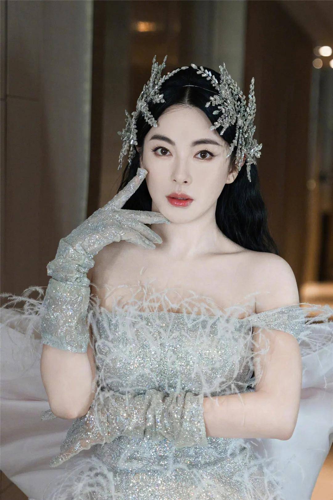 张雨绮碎钻白天鹅大片曝光,优雅身姿 精致五官,美腿更是吸睛无数