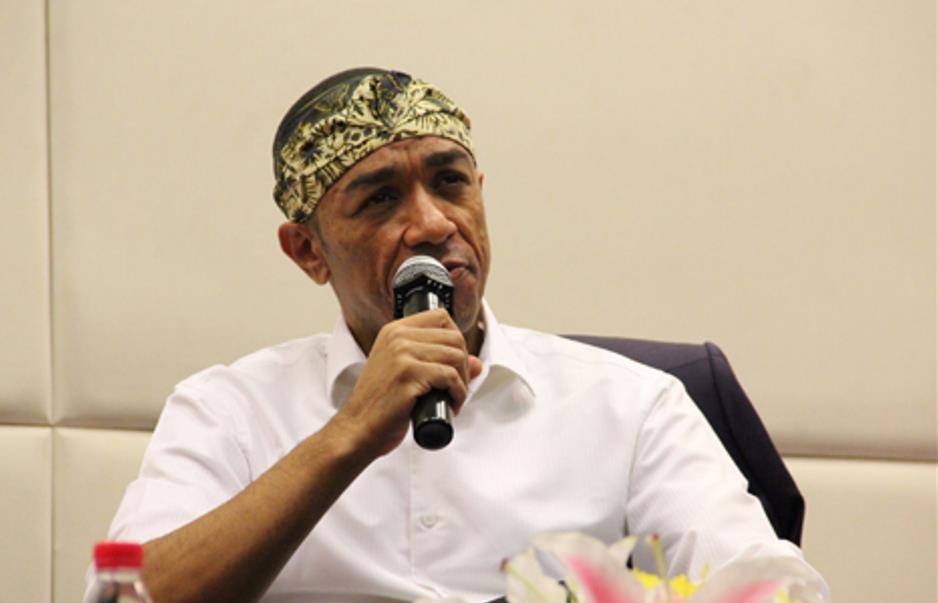 马克知道中国地大物博,是个礼仪之邦,或许能让自己有个新的开始,于是