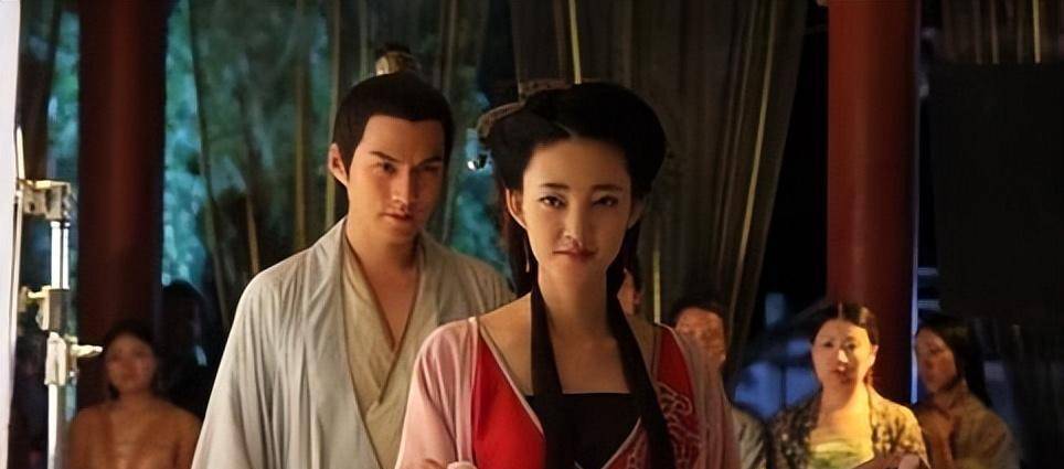 此女再度入宫,皇帝散尽六宫专宠她,临死前说:他是祸害,不能留_拓跋弘