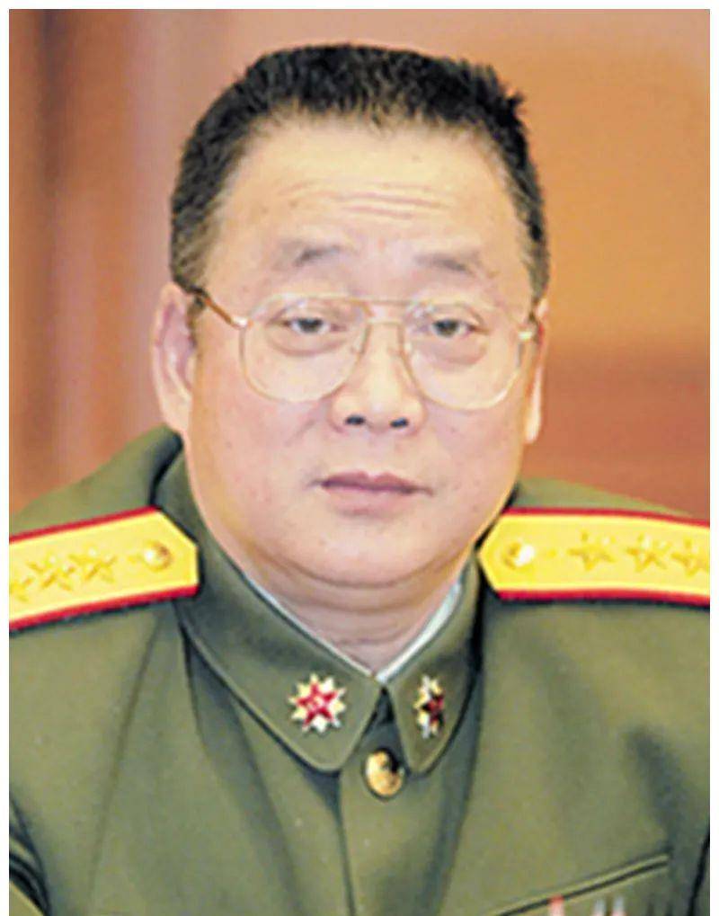 他42岁担任副总参谋长,45岁授少将,47岁升中将,年仅56_何其宗_将领