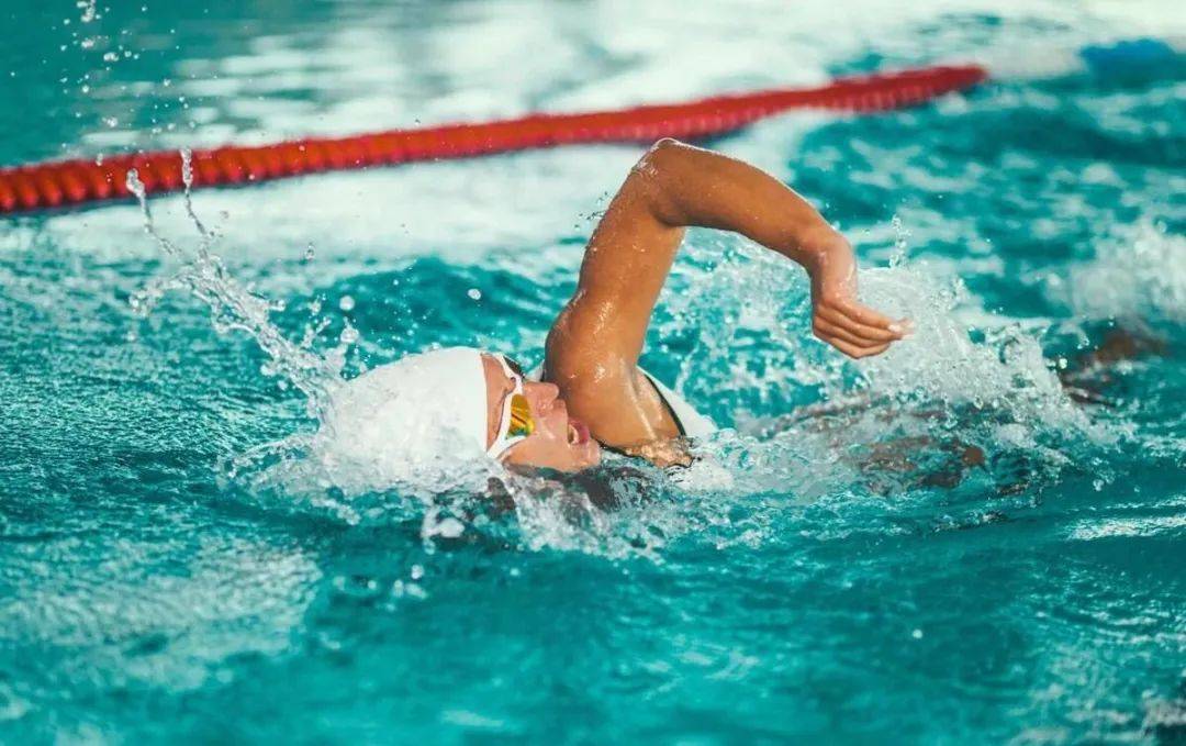自由泳手部动作的两个小窍门