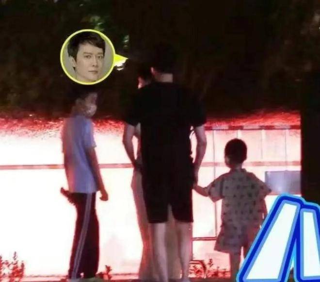 此外,尽管离婚后孩子主要与冯绍峰生活,赵丽颖依旧不放弃与儿子的亲子