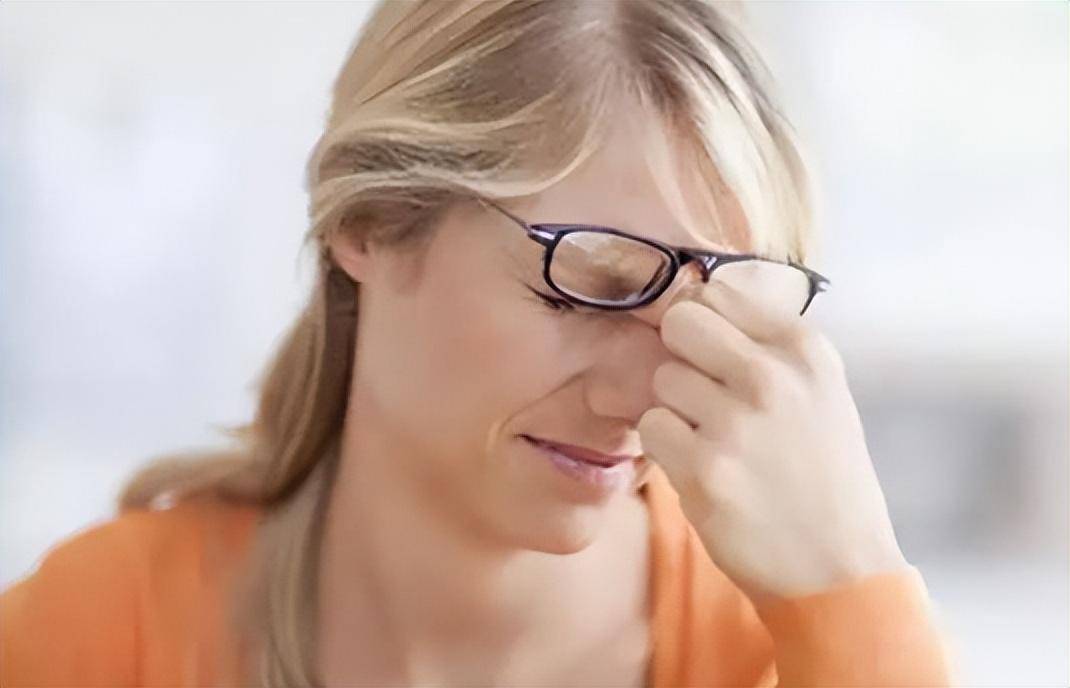 眼睛上有这2种表现的人,猝死风险可能增高!要警惕严重高血脂