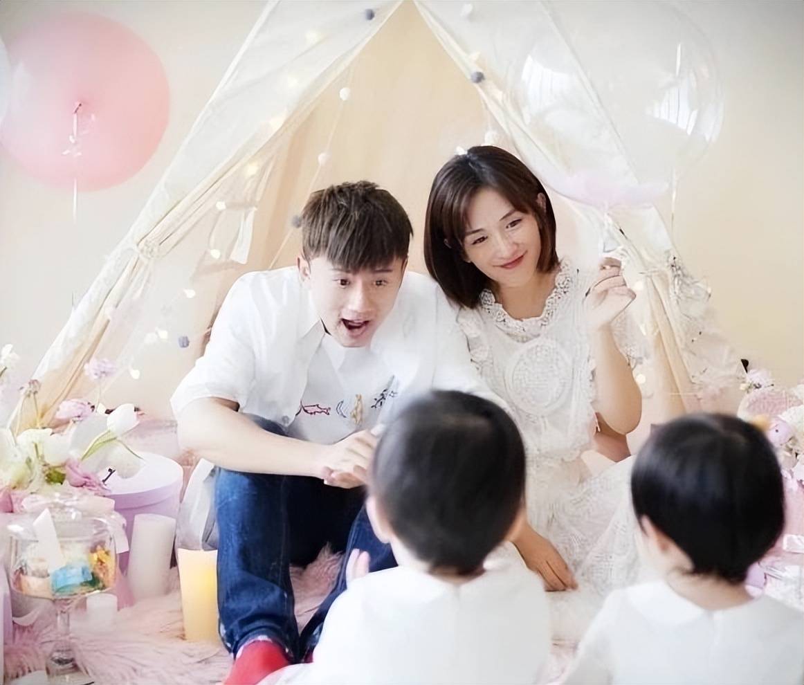 2017年9月26日,张杰在两人6周年结婚纪念日公布谢娜怀孕的喜讯