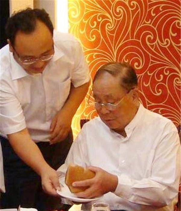 男子50万卖别墅换块"红烧肉",带去鉴宝,专家:捐博物馆吧