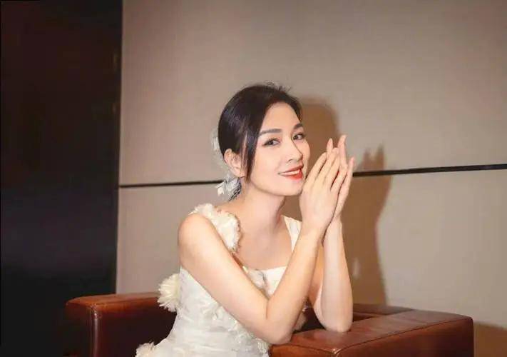 张庭又开始活跃了,晒祖孙三代合照, 两年后"微商教母"变身"商学院院长