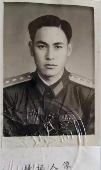 军官证上的老照片很帅气的小伙子.网友们,你们的长辈有参军的吗?
