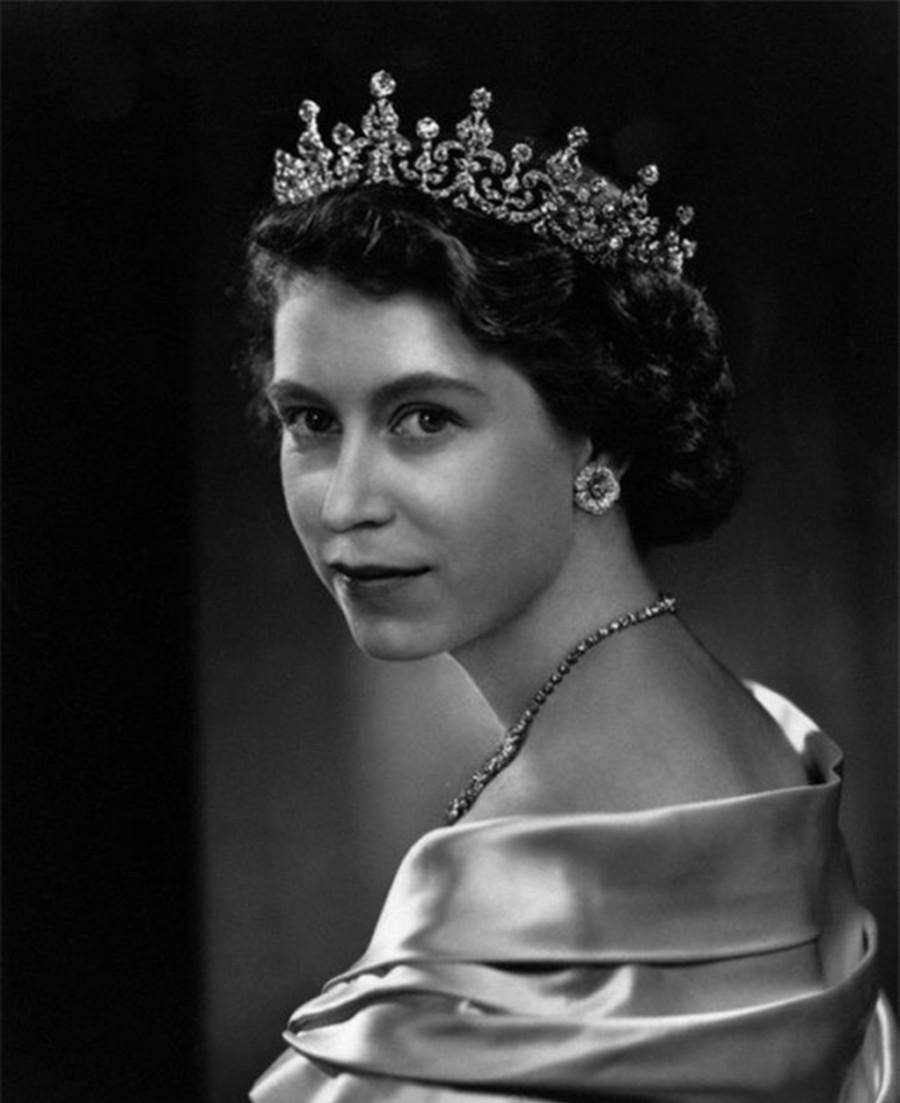 当时远在肯尼亚进行国事访问的伊丽莎白二世,在得知消息后匆匆回国