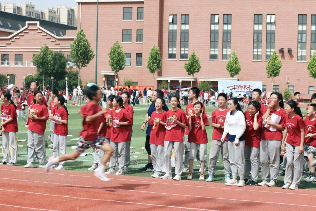 运城市盐湖区王府学校运动会正确打开方式!