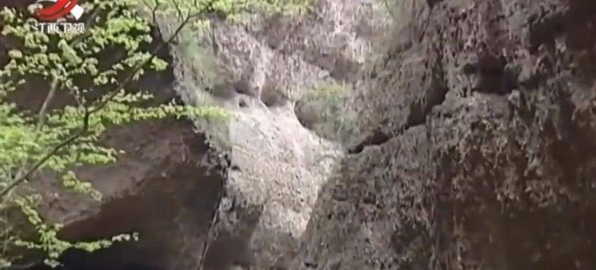 2014年安徽景点奇怪事件,7岁女孩推动32吨巨石,莫非天生神力?