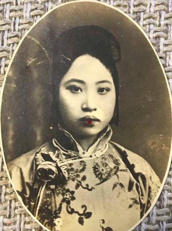 黎元洪二妻:丧夫后与小10岁小伙同居,被继女状告,晚年出家为尼