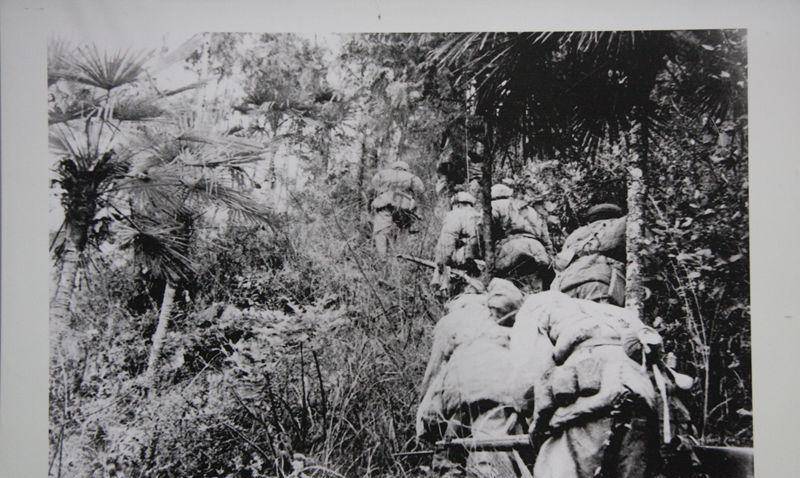 湘西悍匪覃国卿,携妻子藏匿深山15年,因抓了两个小孩暴露被炸死