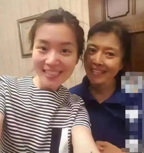 丁嘉丽女儿胡琳娜:15年只见母亲2次,在痛苦与泪水中原谅母亲