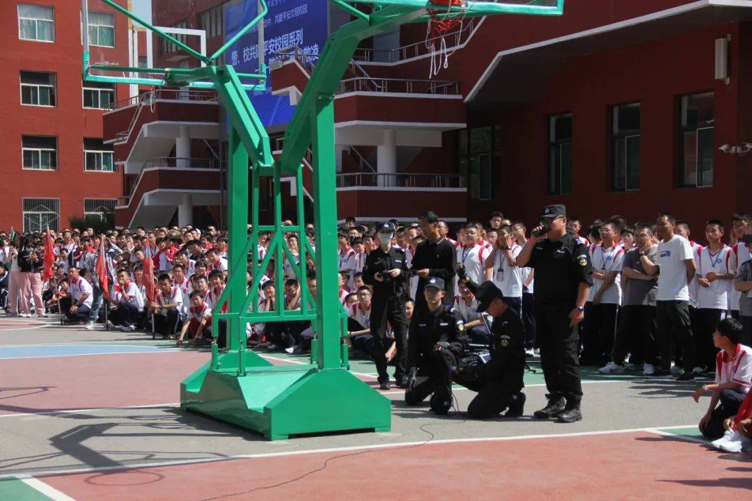 忻州特警携手北中 共建平安文明校园
