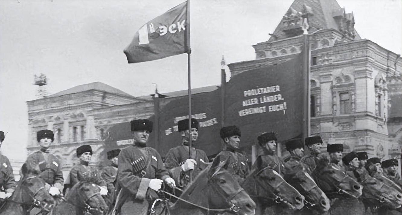 波兰成了一个庞大的资源库,在走向衰亡的时候,被分食而尽.