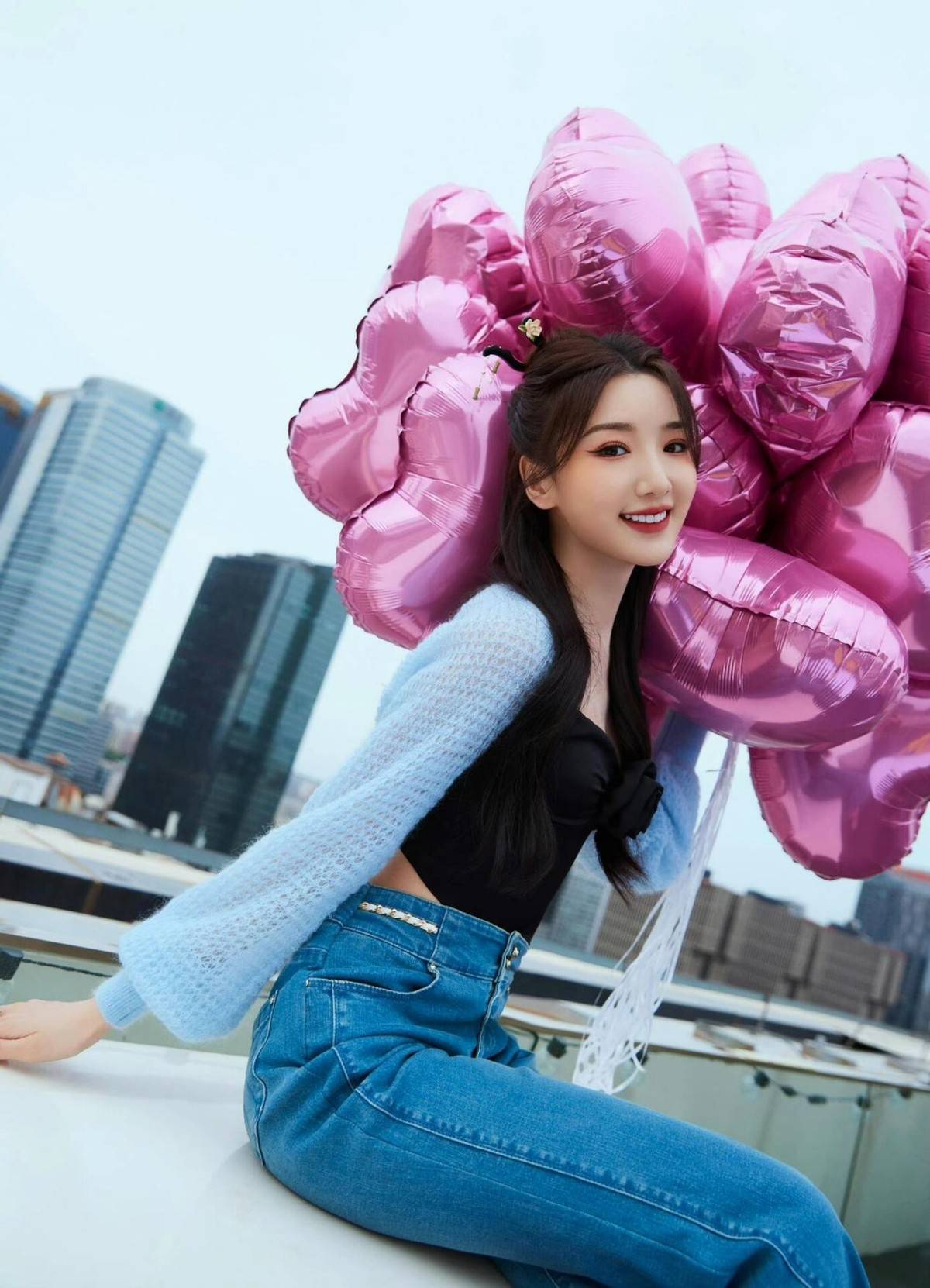 毛晓彤换了新发型更洋气!穿粉色背心 牛仔裤亮相,时髦