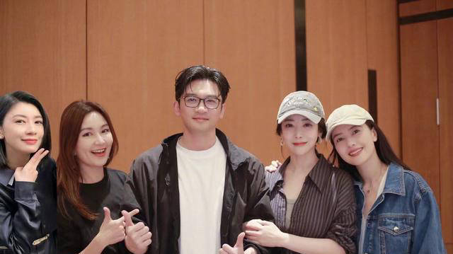 苏有朋演唱会邀《倚天屠龙记》前女友团聚,惊喜重逢