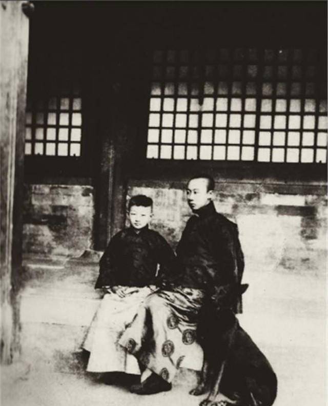 自己的弟弟溥杰,一个是七叔的长子溥佳,还有一个是王爷溥伦的儿子毓崇