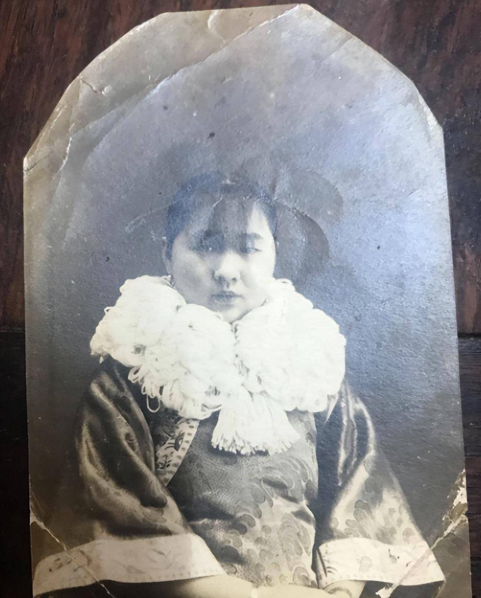黎元洪二妻:丧夫后与小10岁小伙同居,被继女状告,晚年出家为尼