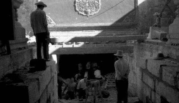 崇陵被盗惨状:光绪皇帝脚被拉出,手里紧握翡翠套环