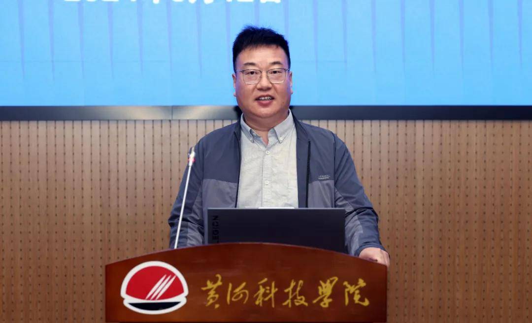 中国国际经济交流中心资深专家,河南省原副省长张大卫发表主旨演讲.
