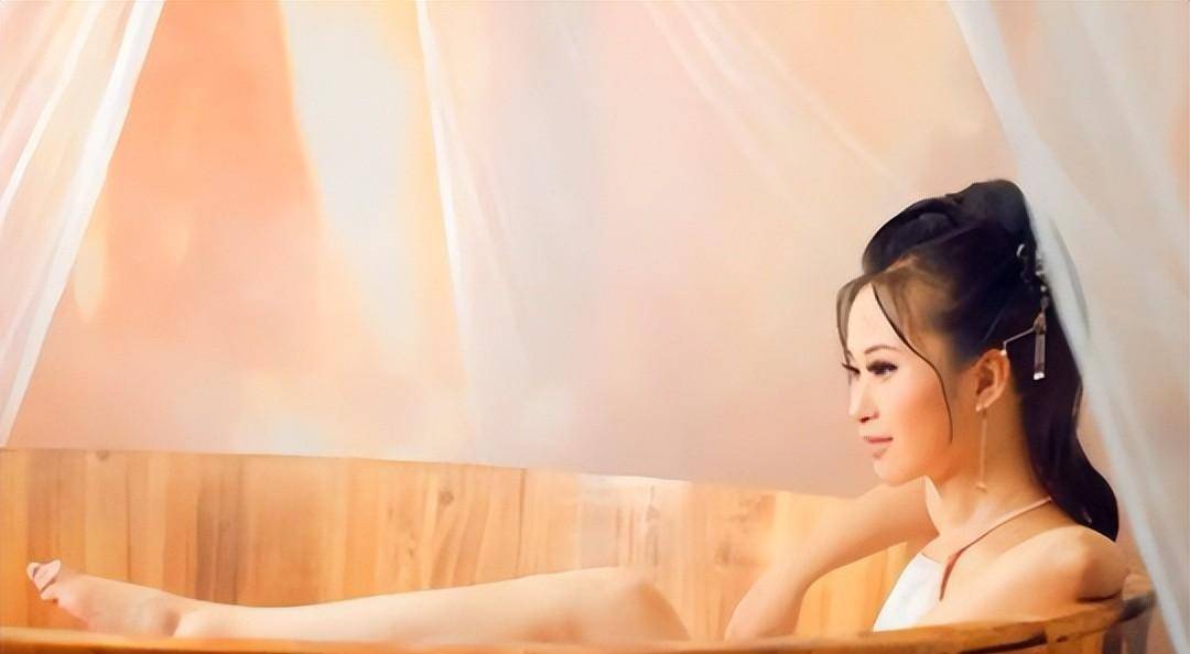 水浒中潘金莲频繁洗澡,武大郎负担得起吗?