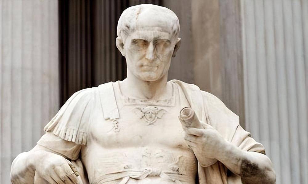 凯撒出生于公元前100年7月,全名为盖乌斯·尤利乌斯·恺撒