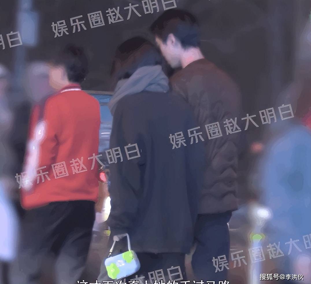 很多人都表示不解,认为他们年龄相差有些大,张腾似乎是有利所图