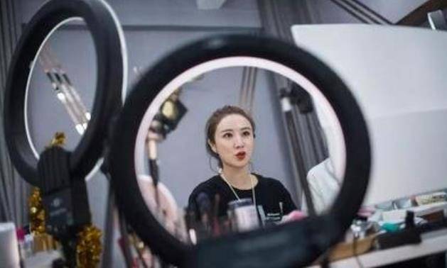 被称为"拼命三娘"的薇娅,靠着三次拼命,成就了自己年收入过亿